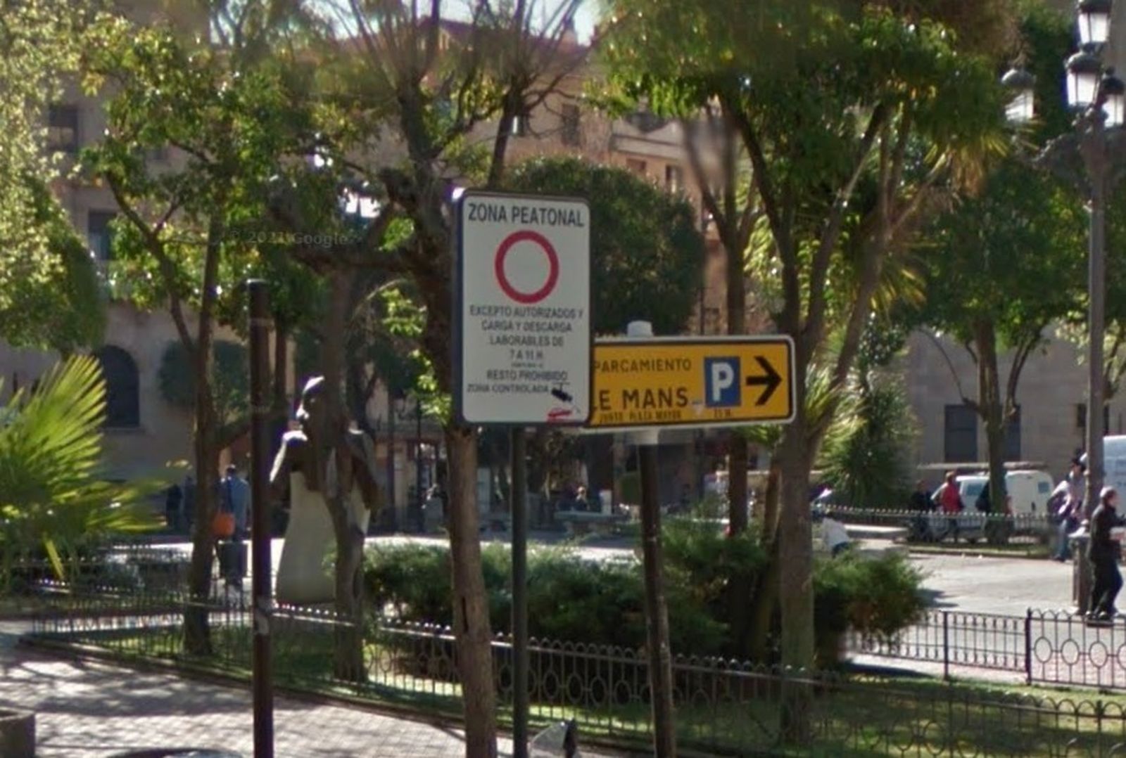 Antigua señal de zona peatonal en la Plaza de los Bandos