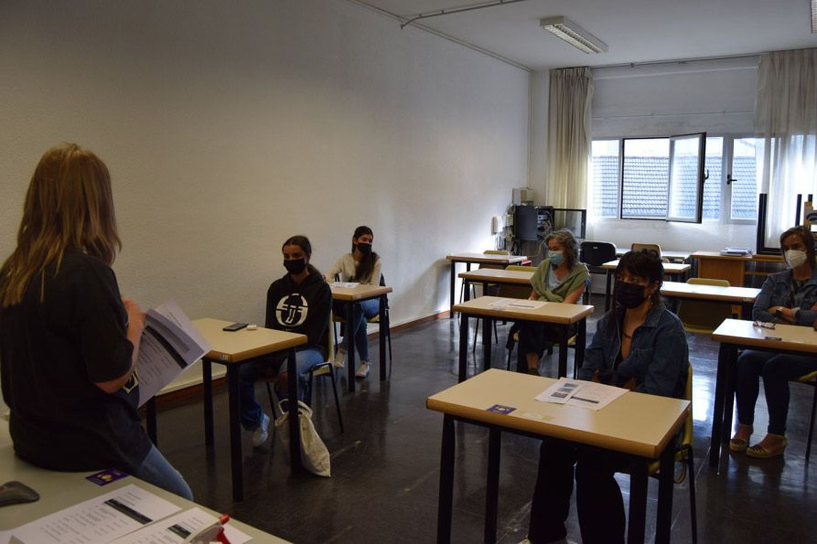 Un grupo atiende a una docente de la UNED de Zamora.