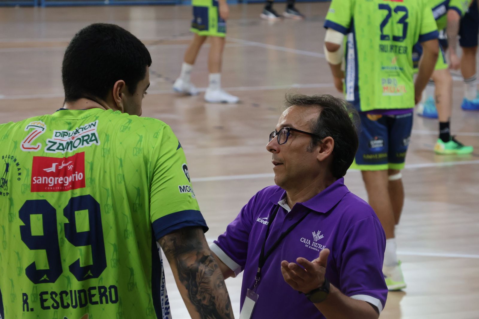 Revive en imágenes la sufrida victoria del Balonmano Zamora ante el Astander Astillero