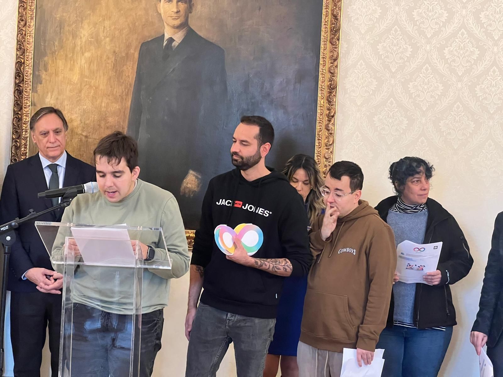 personas-con-tea-visitan-el-ayuntamiento-de-salamanca-en-el-dia-mundial-de-concienciacion-sobre-el-autismo-17