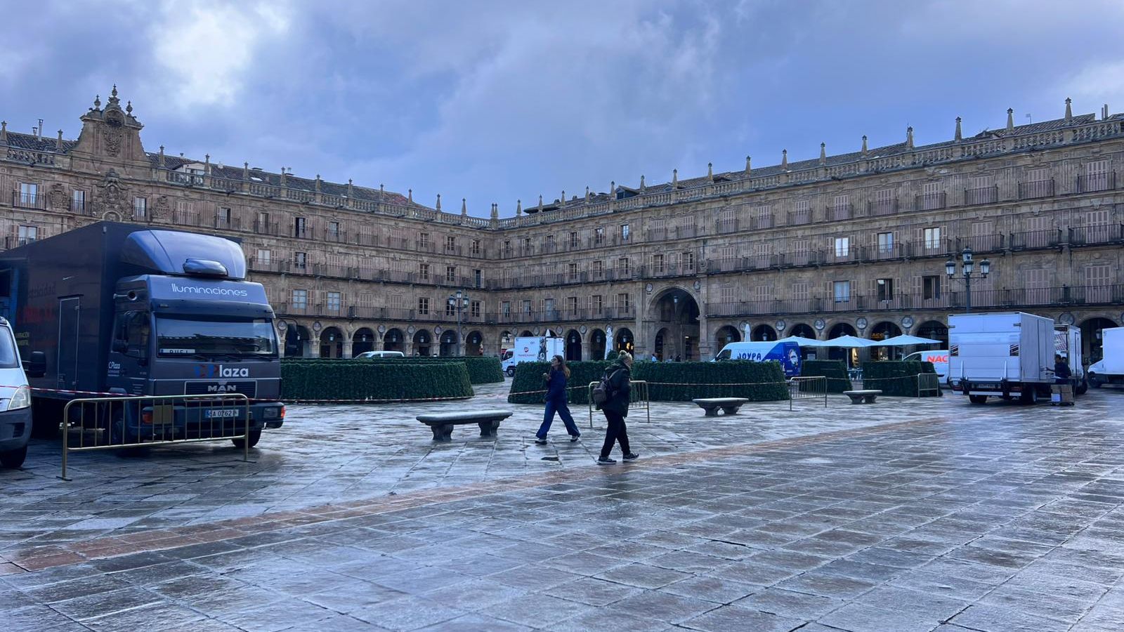 Montaje del árbol de 23 metros en la Plaza Mayor de Salamanca por Navidad