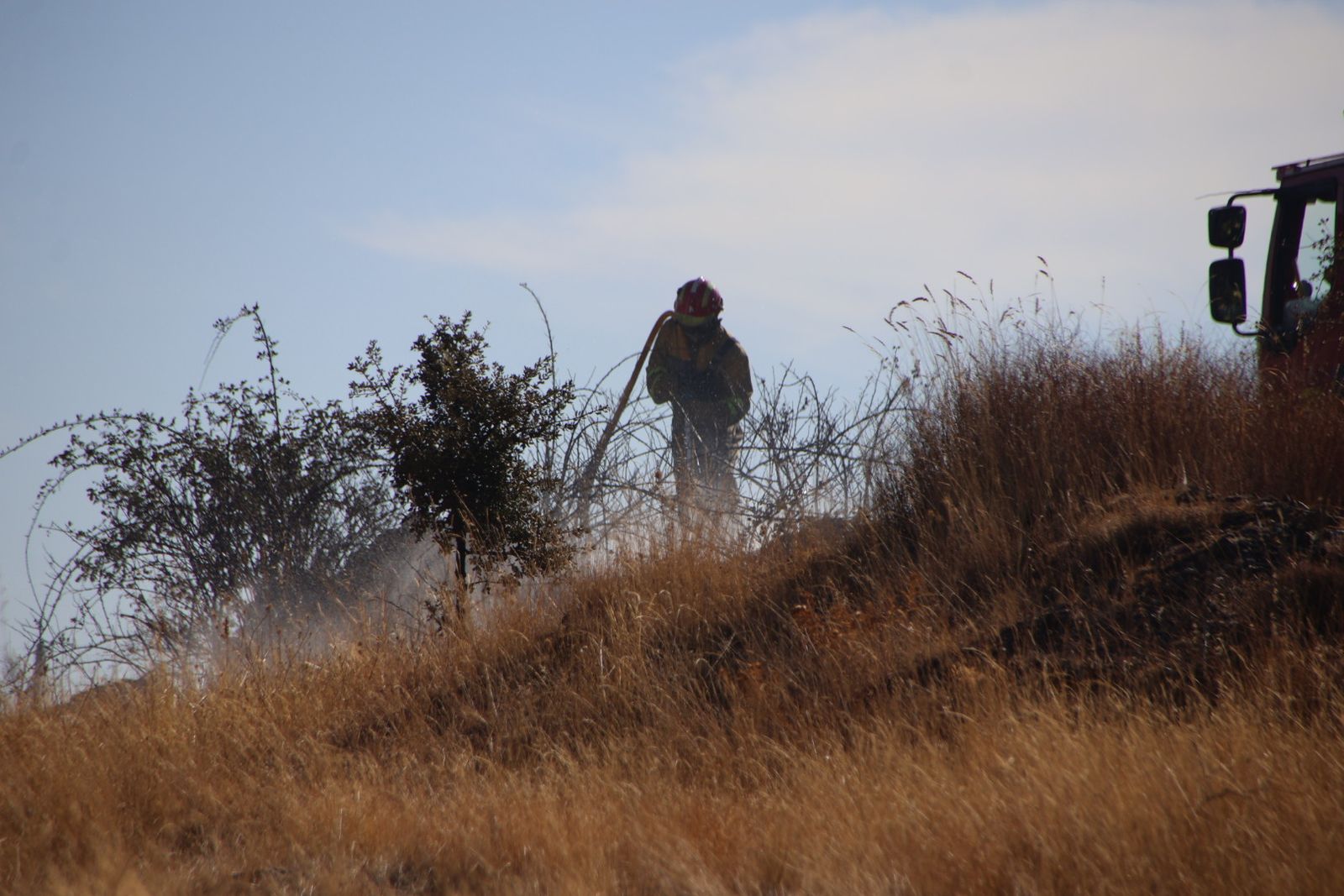 Incendio de rastrojos en la carretera de Matilla de los Caños