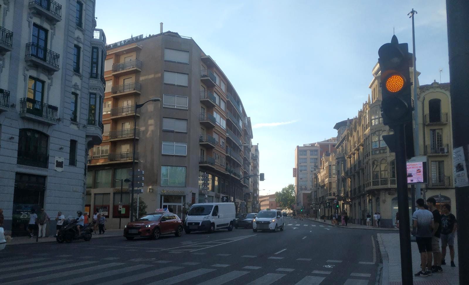 Un semáforo en ámbar