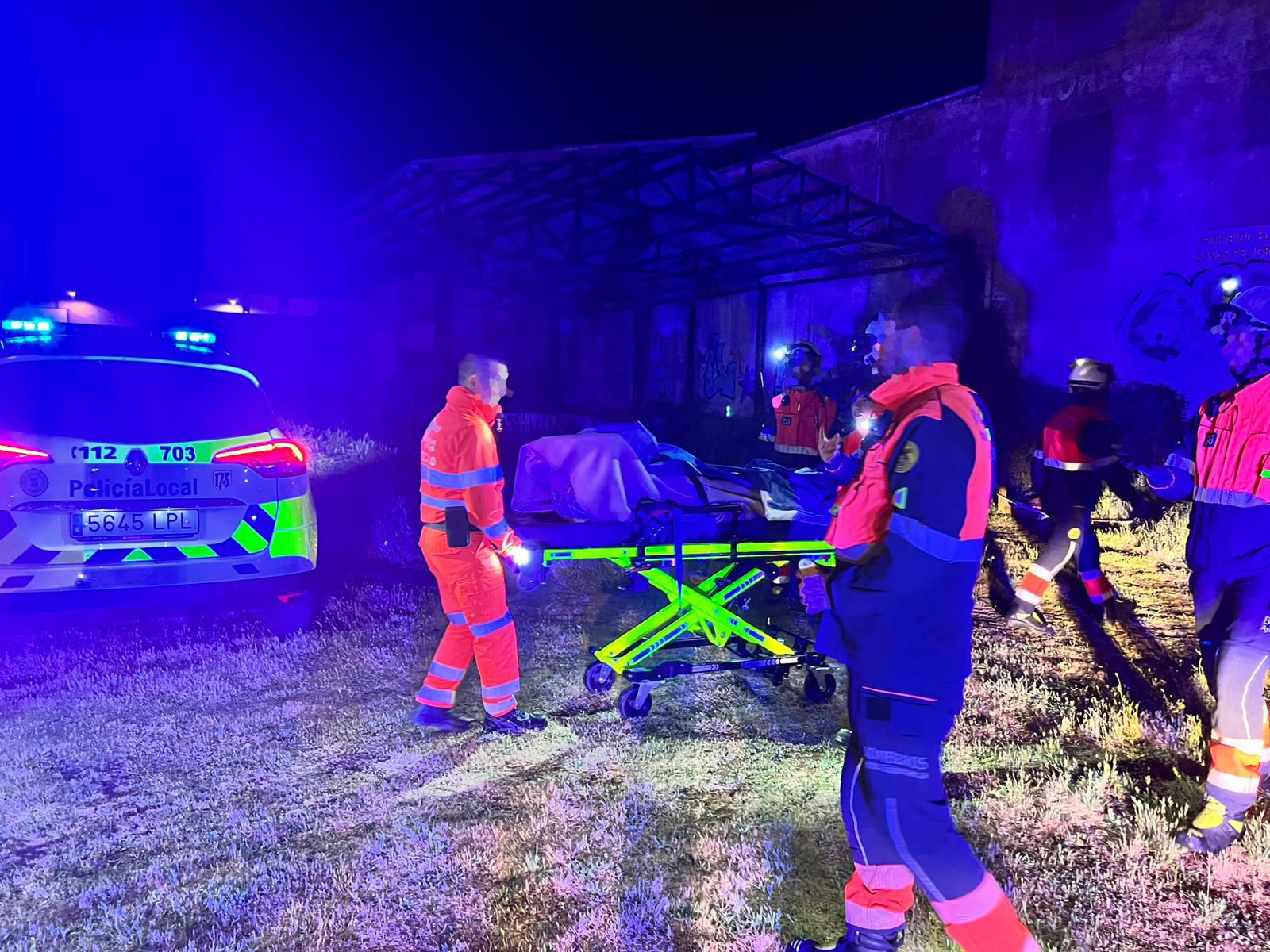 Rescate a un hombre en un pozo en una nave del barrio de Tejares