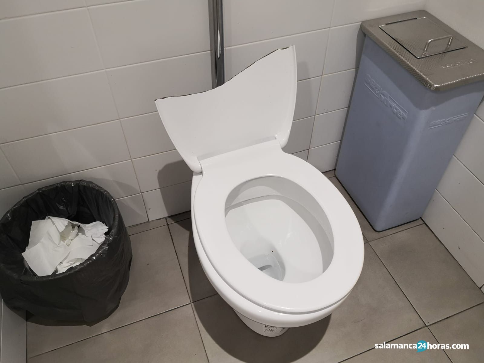 Destrozos baños estación autobuses 1