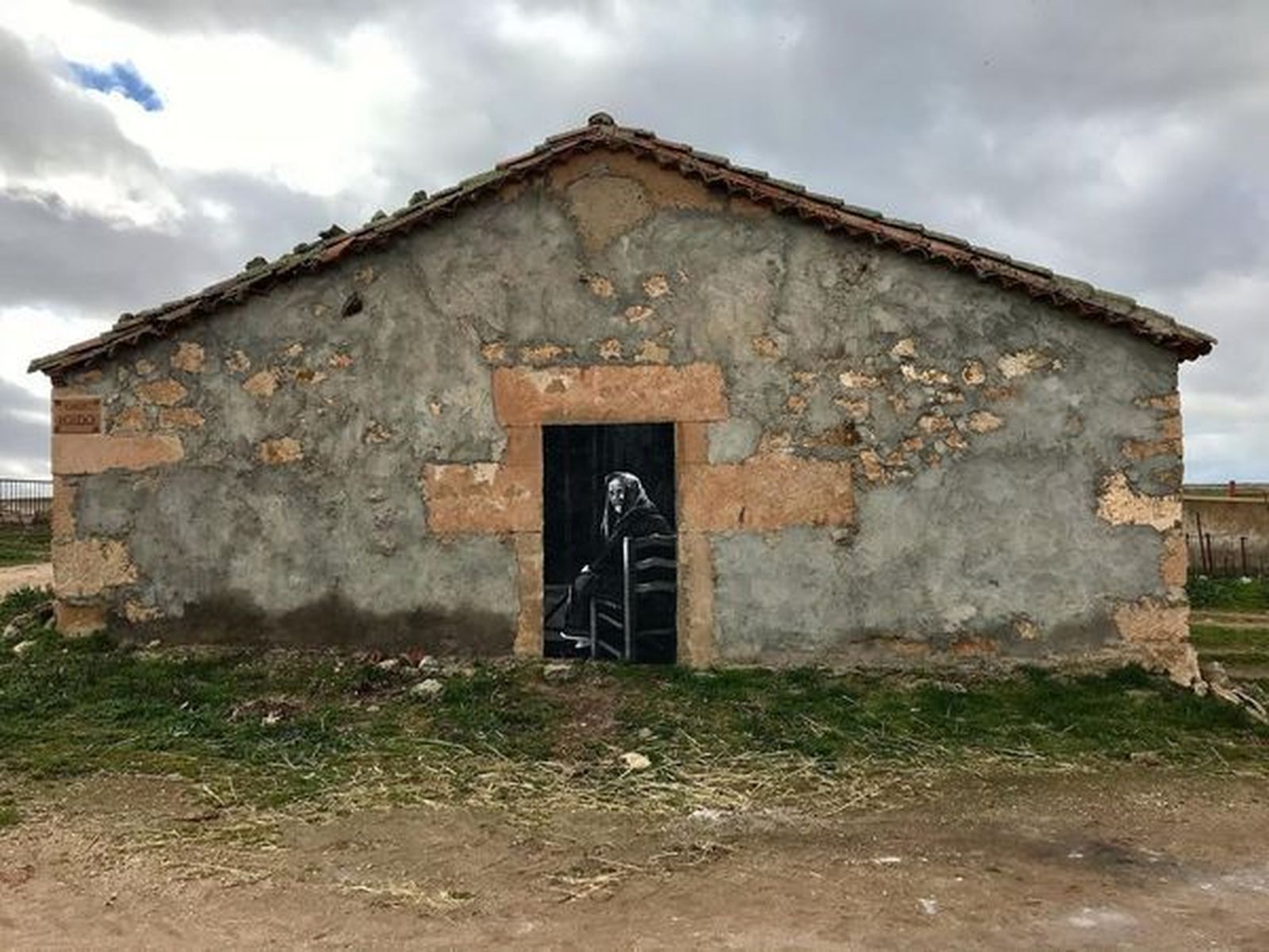 Pintura en una puerta de Tirados de la Vega