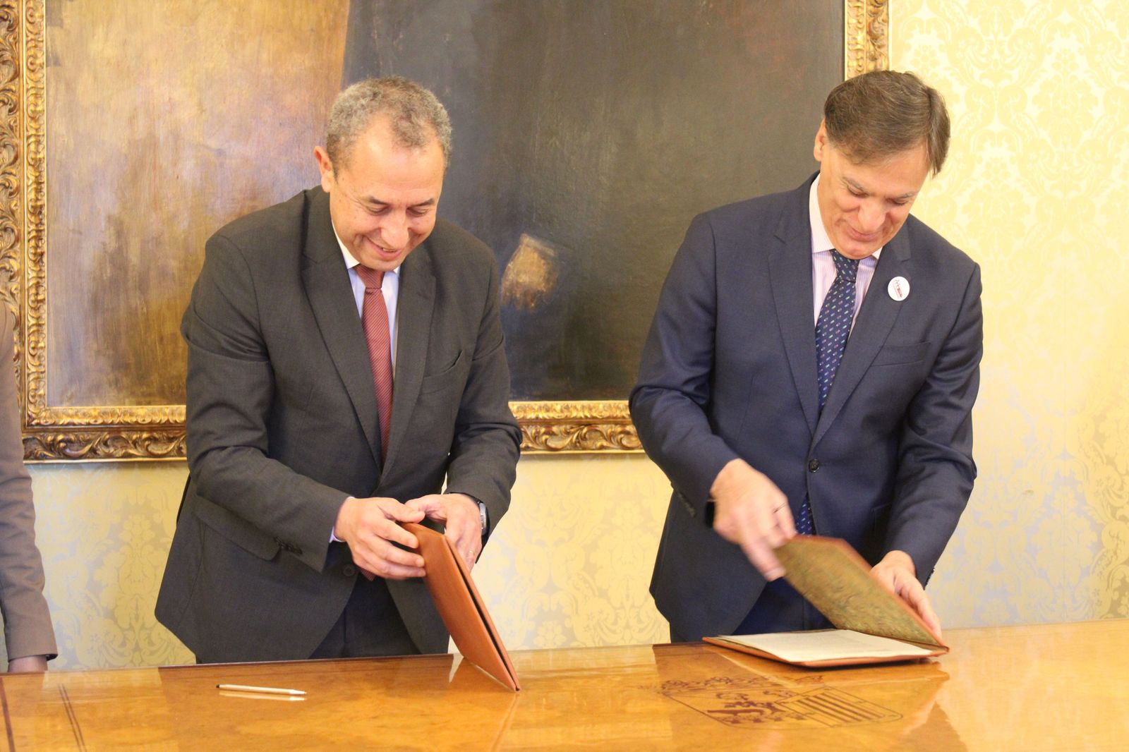 El alcalde de Salamanca y presidente de Zaldesa, Carlos García Carbayo, y el presidente del Consejo de Administración de la Autoridad del Puerto de Aveiro, Eduardo (13) el-alcalde-de-salamanca-y-presidente-de-zaldesa-carlos-garcia-carbayo-y-el-presidente-del-consejo-de-administracion-de-la-autoridad-del-puerto-de-aveiro-eduardo-13
