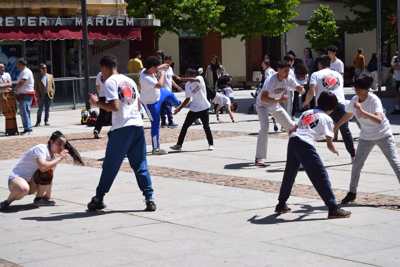Zamora baila a ritmo de capoeira. Masterclass en la plaza de la Constitución.