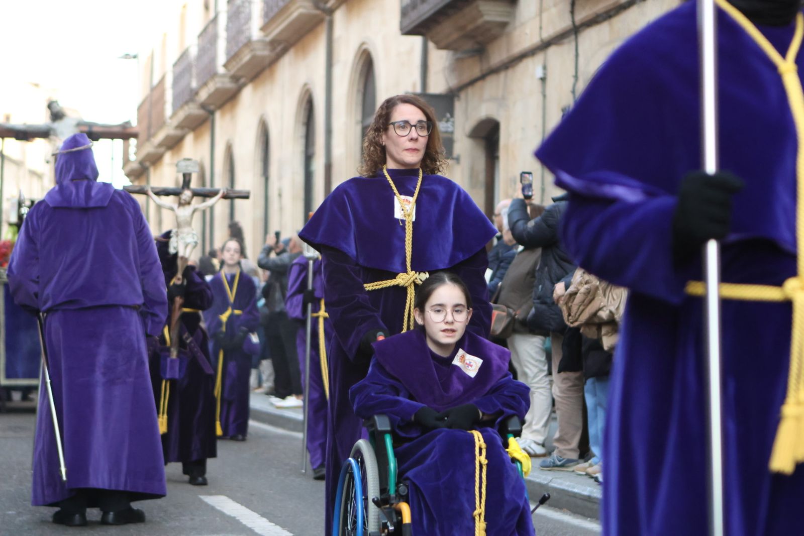 Jesús Rescatado procesiona en Salamanca con su nueva túnica y la atenta mirada de cientos de fieles