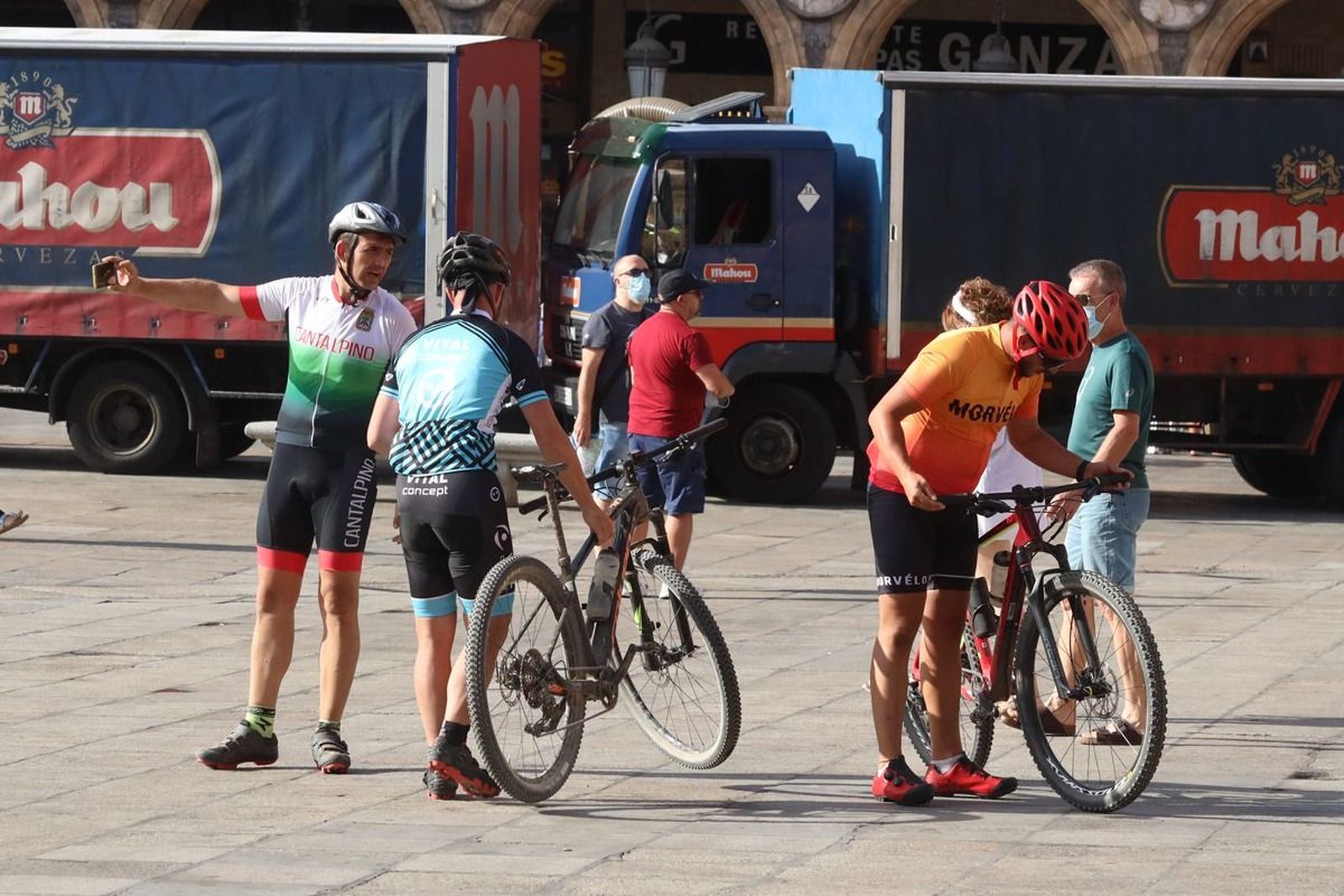Grupo de ciclistas en la Plaza Mayor. Foto S24H