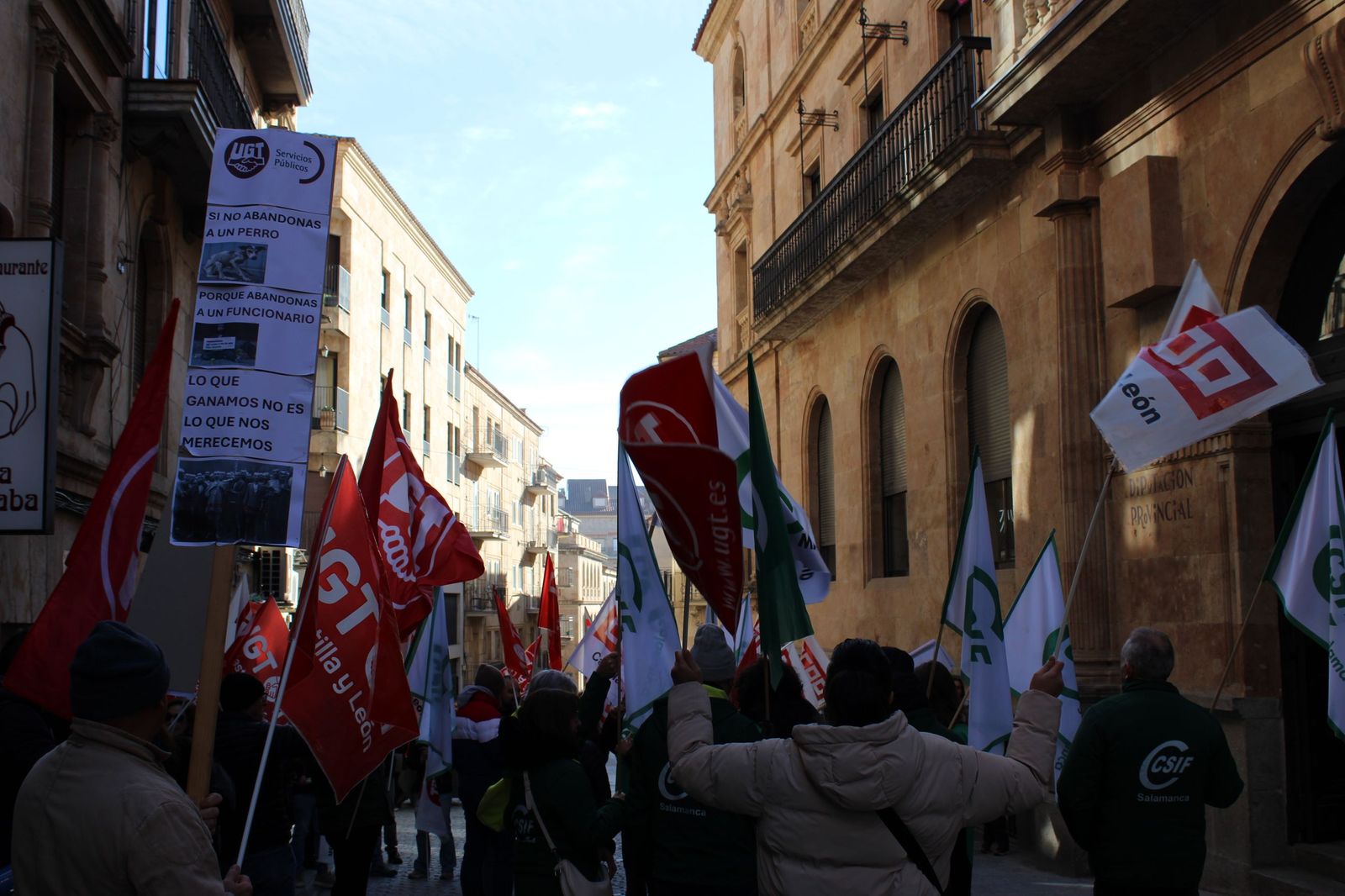 Los sindicatos se movilizan por tercera semana consecutiva para exigir un "salario digno" frente a la Diputación