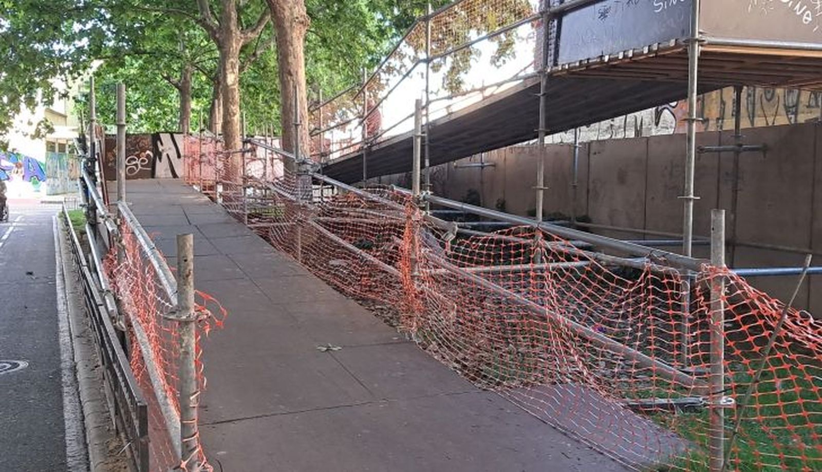 Rampa de acceso al apeadero de La Alamedilla. Foto, UPL.