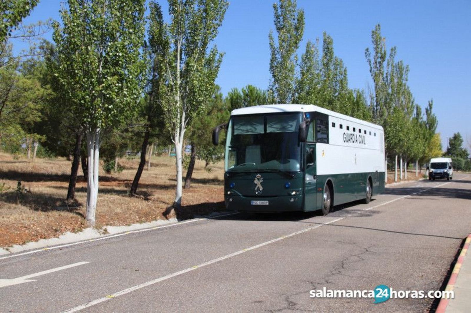 Llegada de un autobús de la Guardia Civil a la prisión de Topas