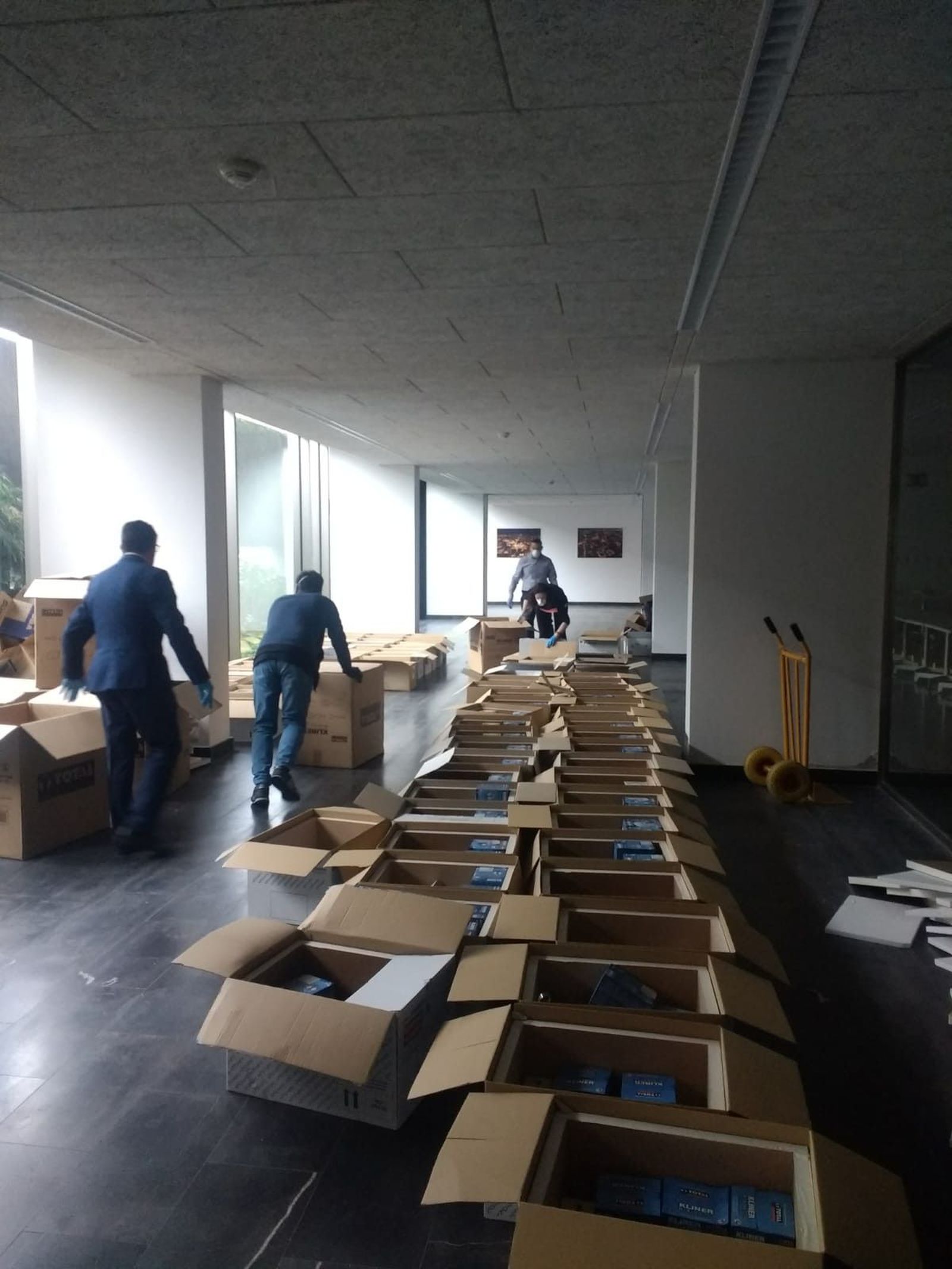 Reparto material protecciu00f3n coronavirus Junrta Castilla y Leu00f3n (23 3 2020) (2)