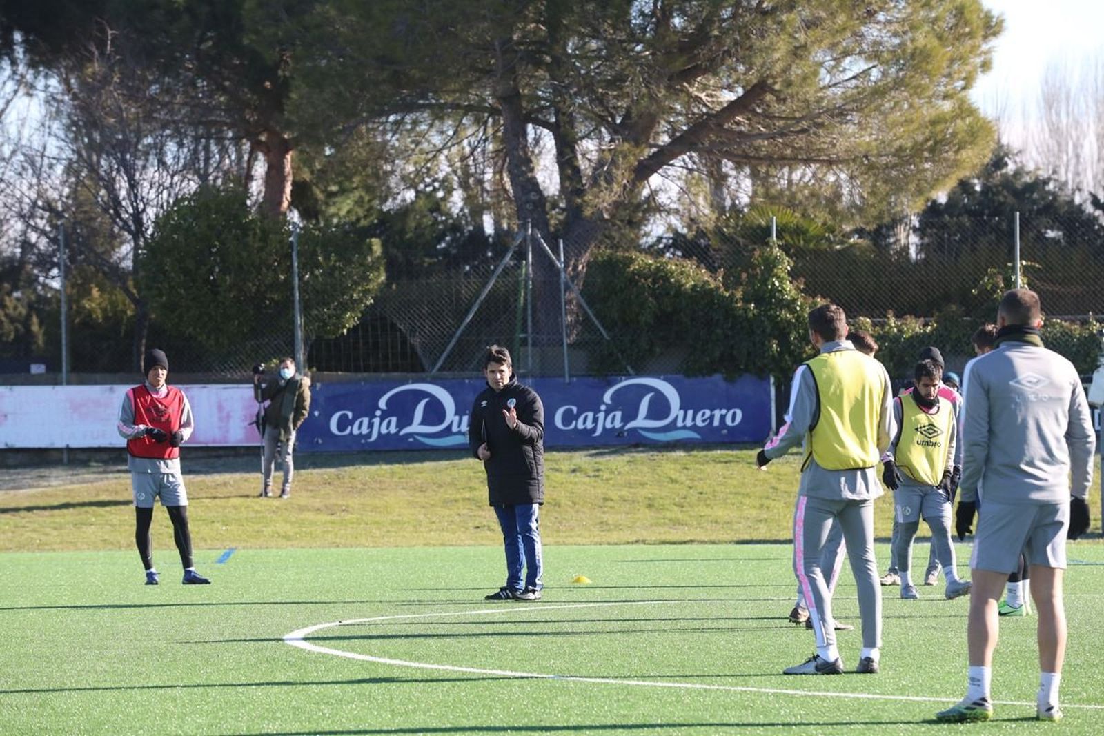 Lolo Escobar da instrucciones durante un entrenamiento.