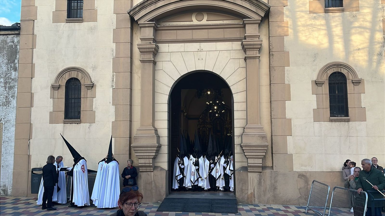 Comienza la procesión de la Hermandad de Jesús en su Tercera Caída