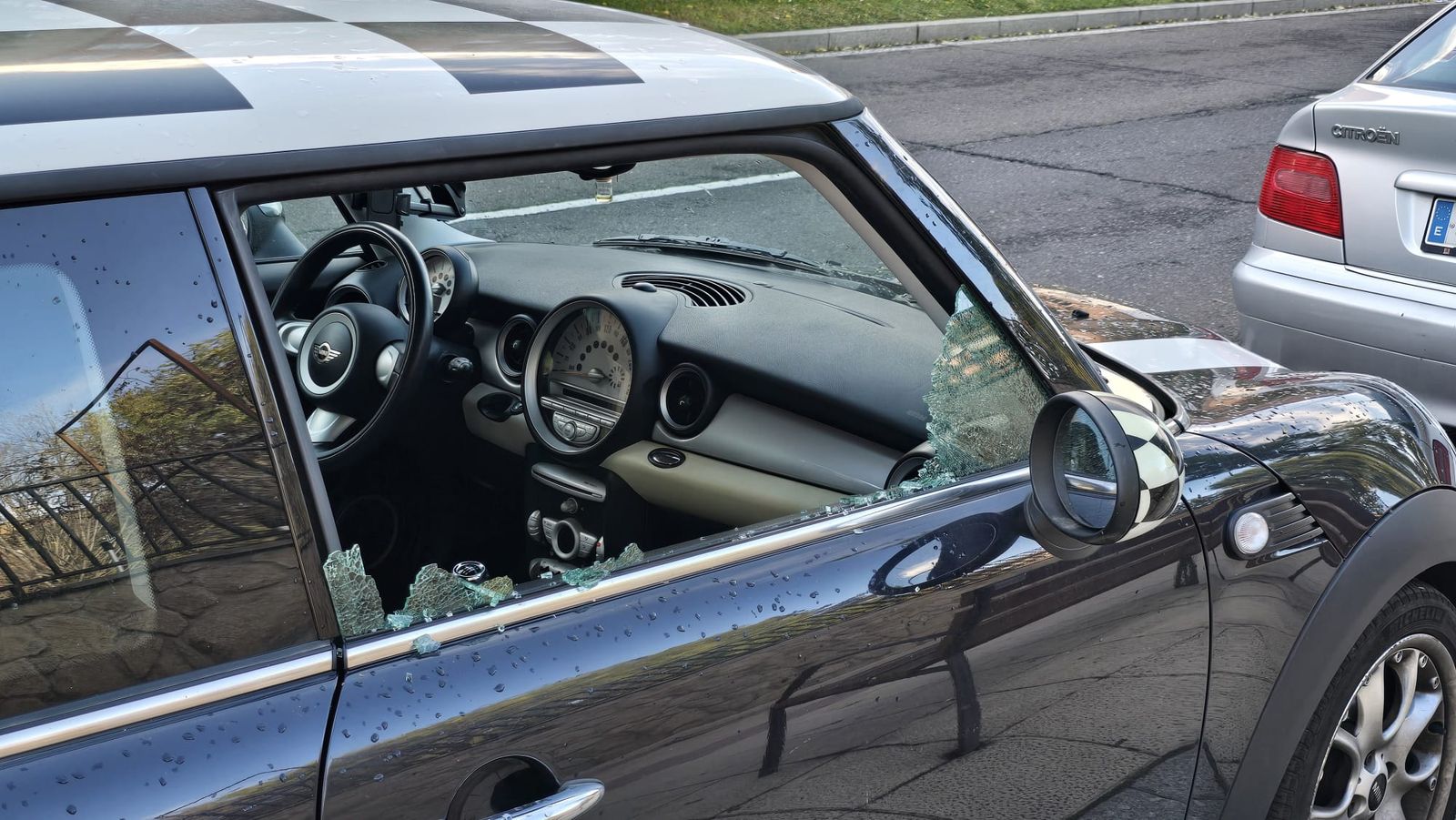 Varios coches aparecen con las ventanillas rotas en la calle Peña de Francia