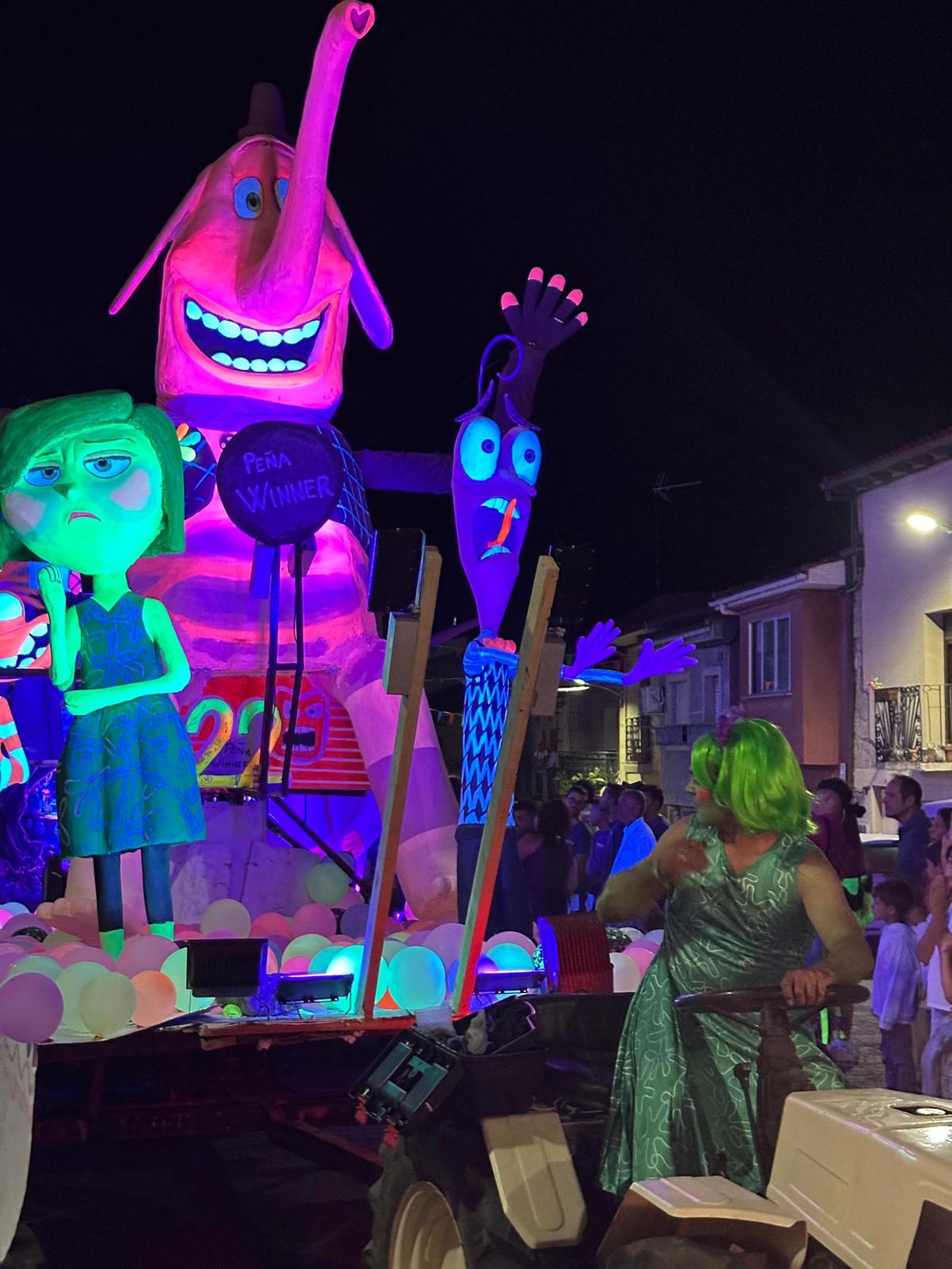 El desfile de carrozas de Aldeadávila vuelve a llenar de luz y color las calles en sus fiestas