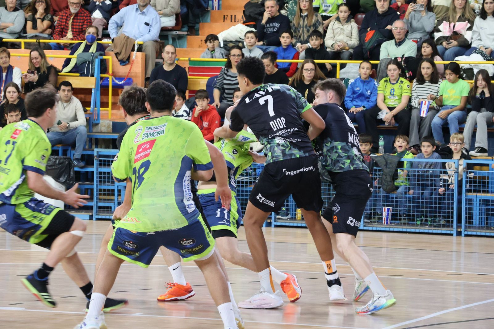 GALERÍA | Duelo de alturas entre el BM Zamora y el Torrelavega