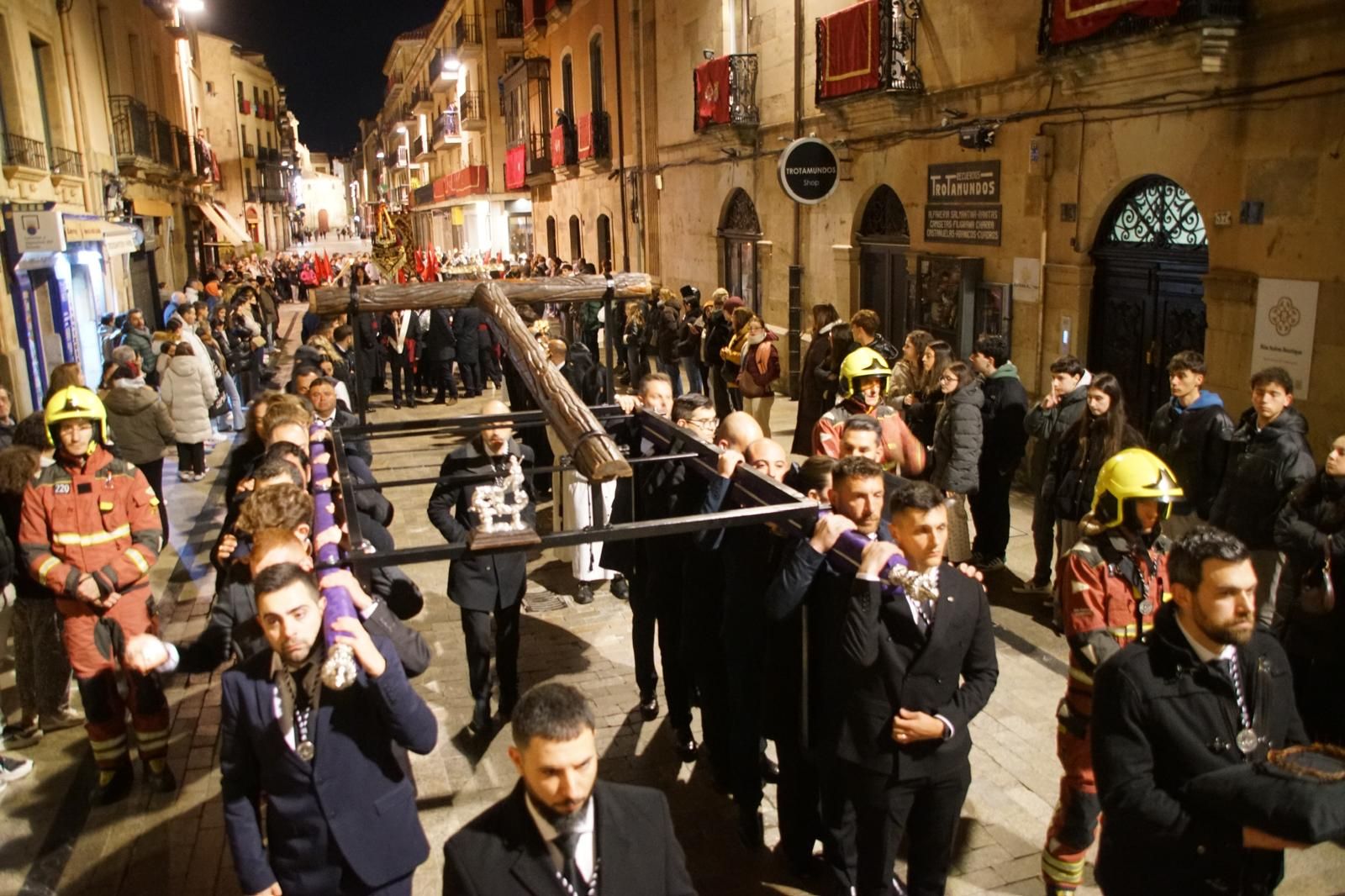 Las imágenes de la emotiva procesión de la Dominicana sin el Cristo de la Buena Muerte