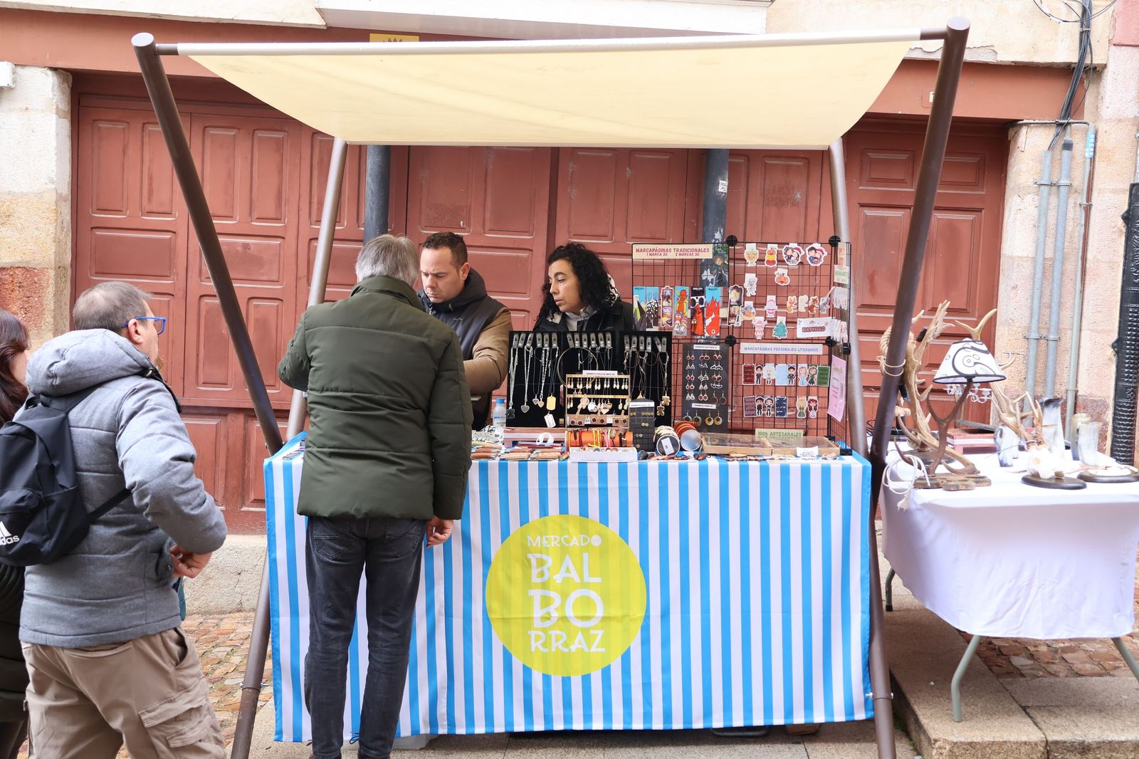 GALERÍA | El mercado de artesanos en la calle Balborraz como escaparate del producto local