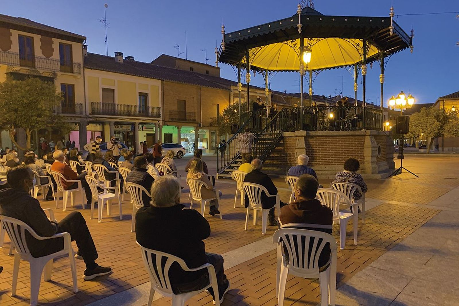 Un momento del concierto de Adobe dulzaineros en el emblemático templete de Peñaranda