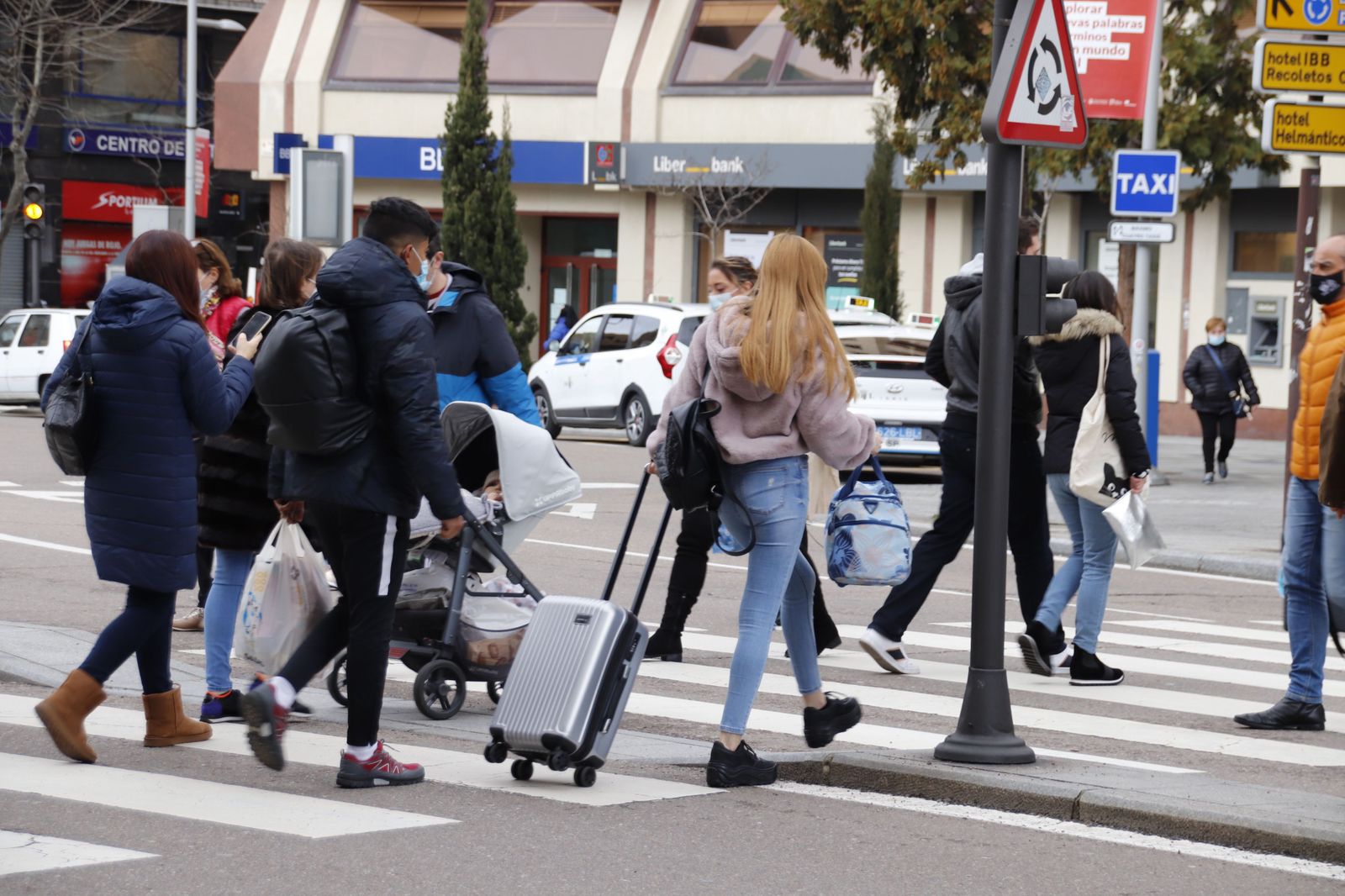 Viajeros con maletas por Salamanca | Foto: S24H