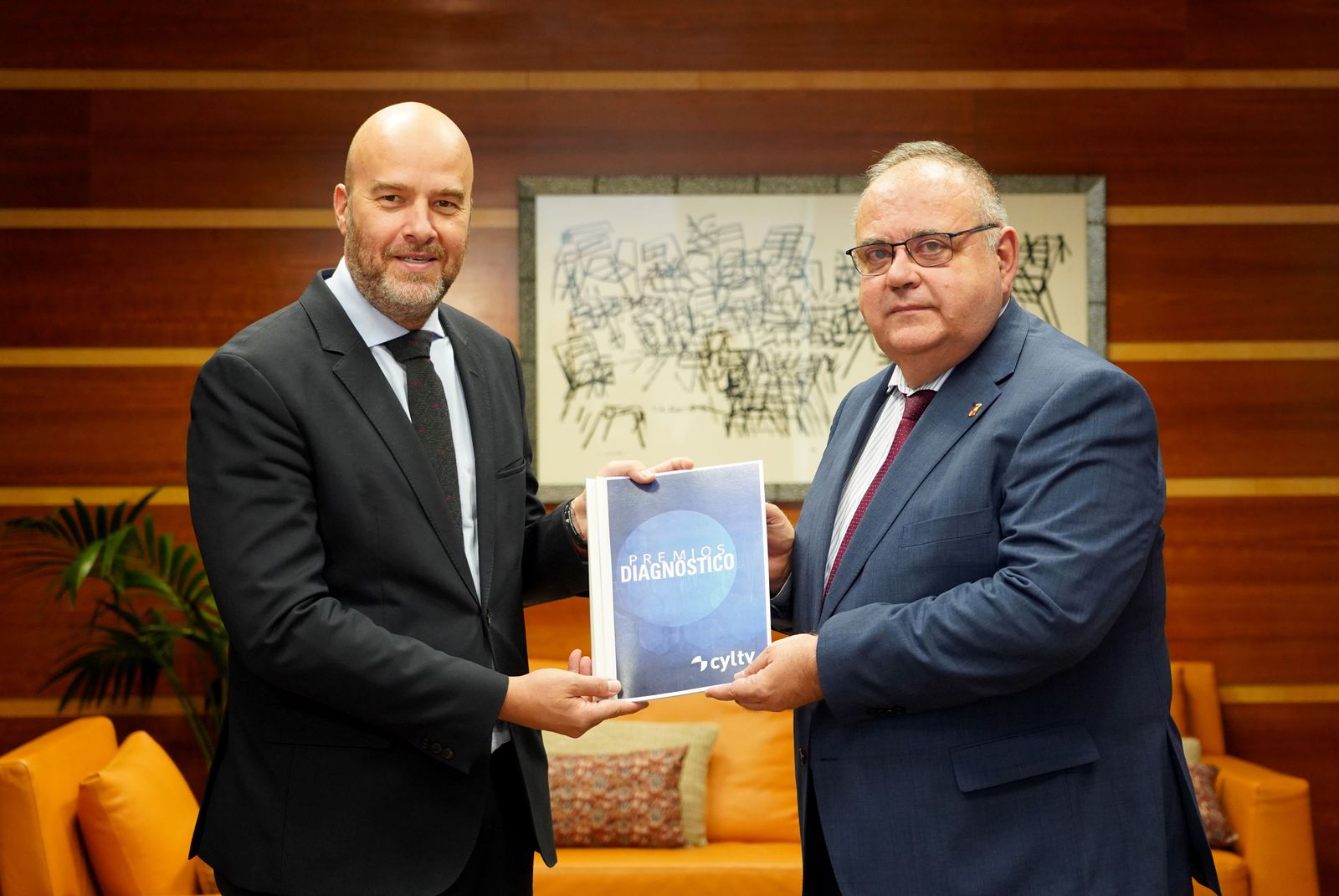 El consejero de Sanidad, Alejandro Vázquez, y el director general de RTVCyL, Jorge Losada, durante la presentación de los Premios Diagnóstico