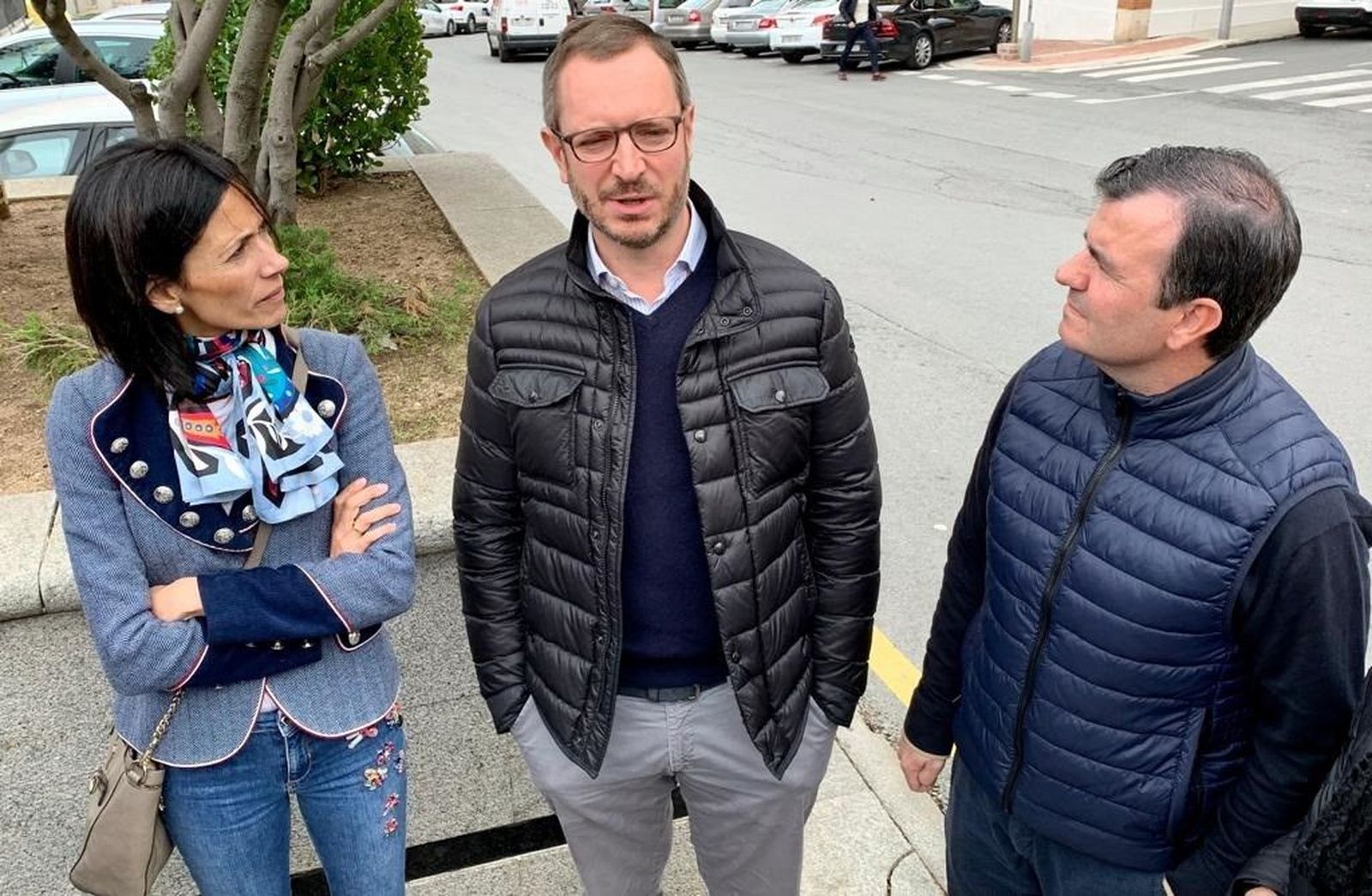 El senador Javier Maroto con candidatos del PP en Las Navas del Marqués (Ávila).