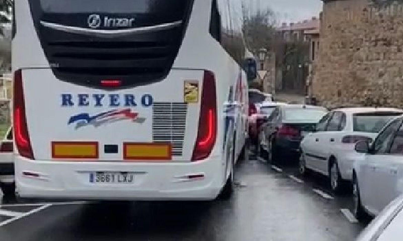 El autobús intentando salir de la zona en la que se había quedado atascado