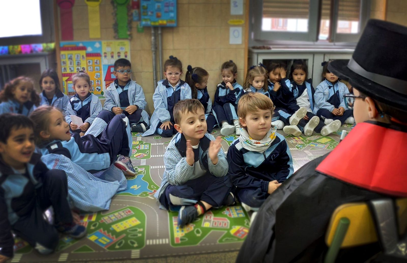 disfrutando-con-el-proyecto-los-espectaculos-escuchando-a-un-companero-mago