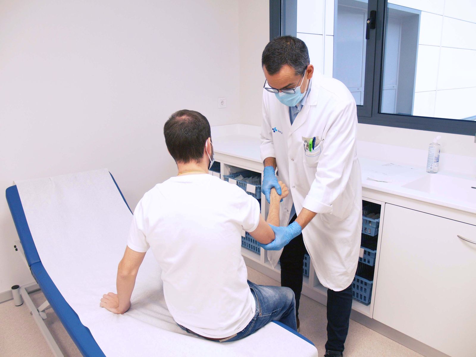 Javier Nieto, jefe del Servicio de Rehabilitación del CAUSA atendiendo a un paciente el primer día del Nuevo Hospital