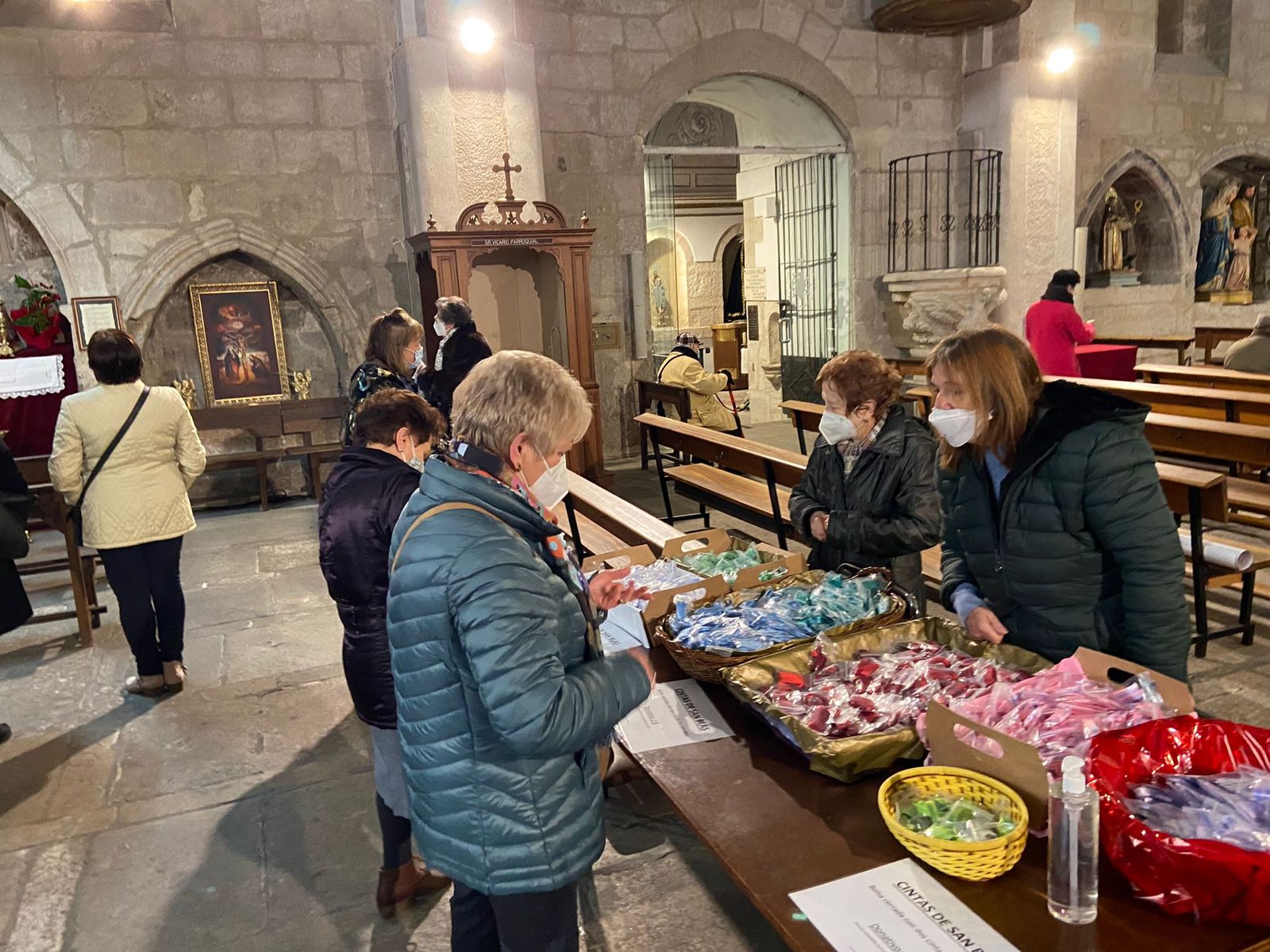 dos-zamoranas-se-acercan-a-coprar-cintas-de-san-blas