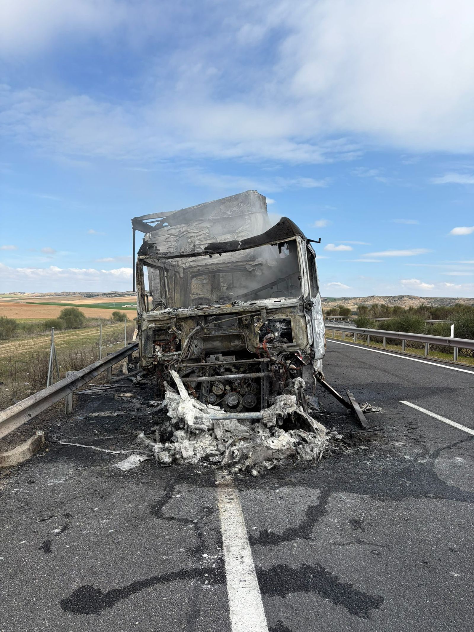 Dos camiones colisionan en la A-62 y uno echa a arder
