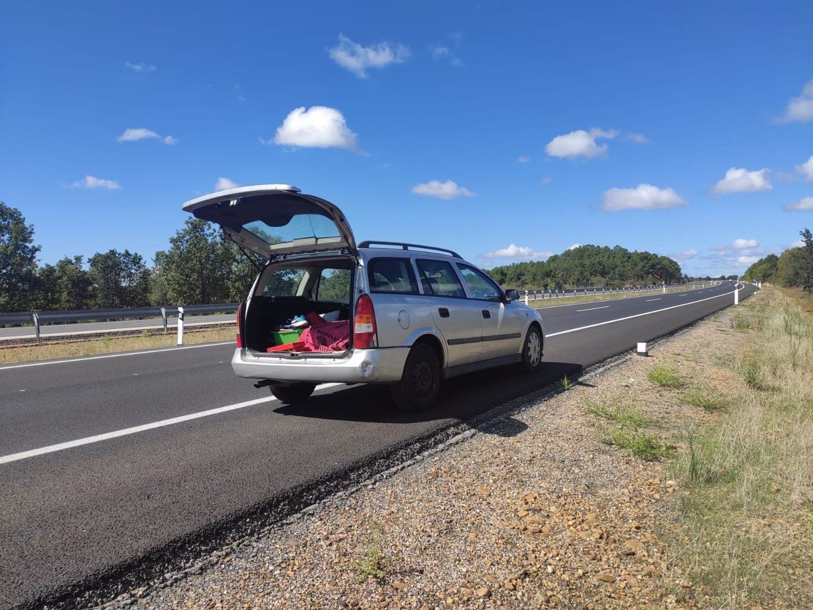 Coche averiado en el arcén  EUROPA PRESS   Archivo