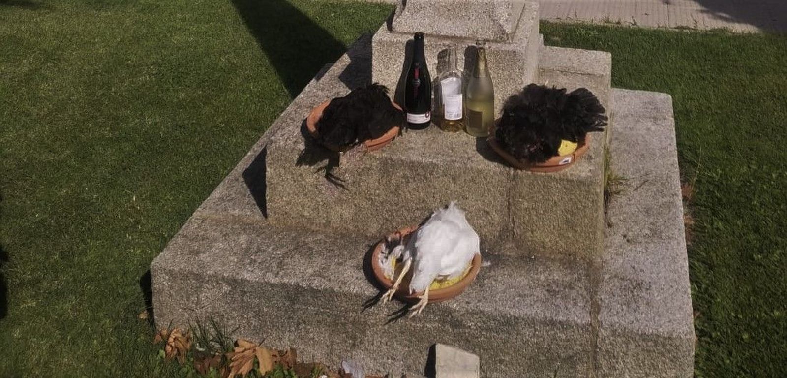 Imagen de la grotesca escena encontrada a la entrada del Cementerio Municipal de Zamora