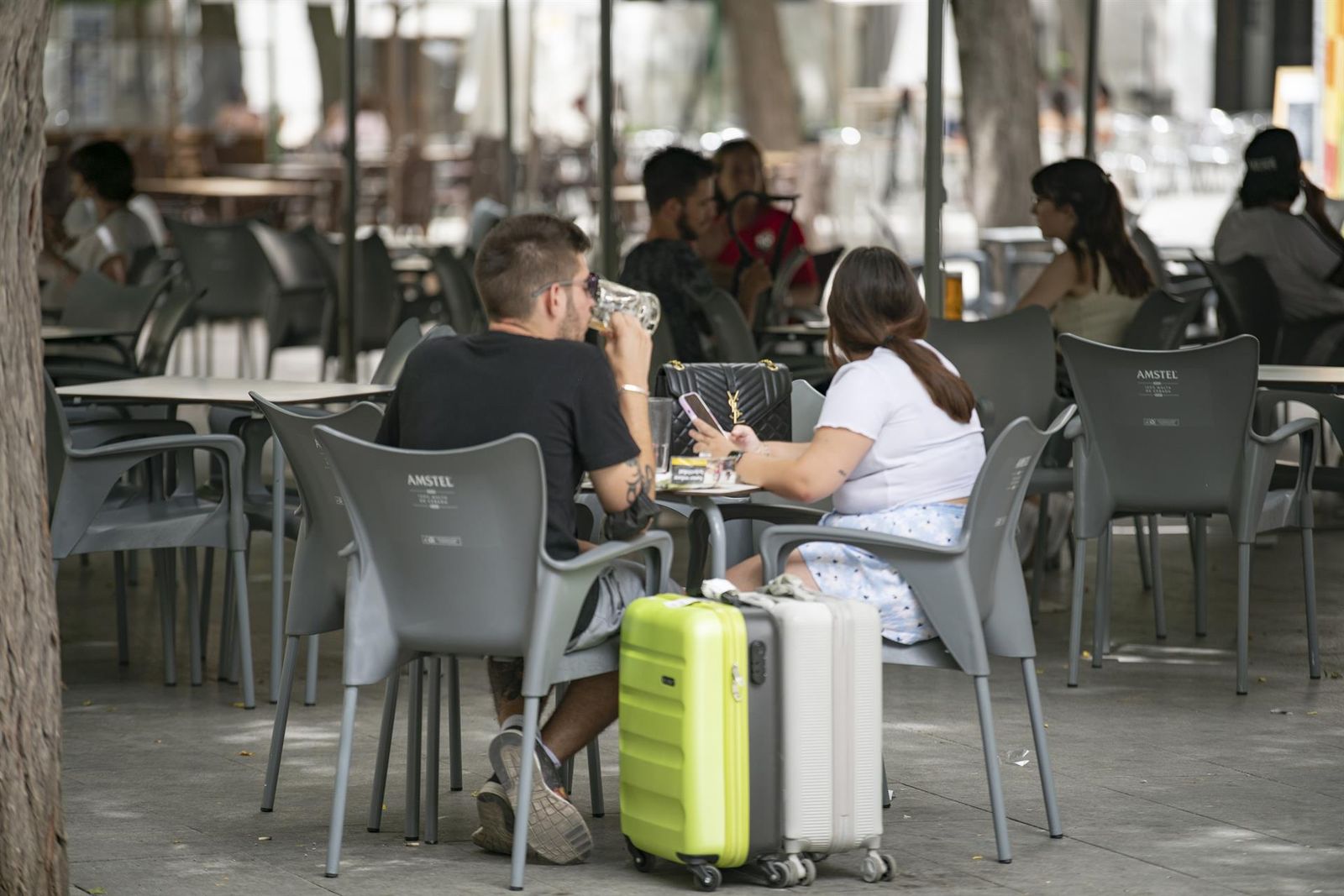 Un chico y una chica, en la terraza de un bar en la Plaza Cervantes, en Ciudad Real