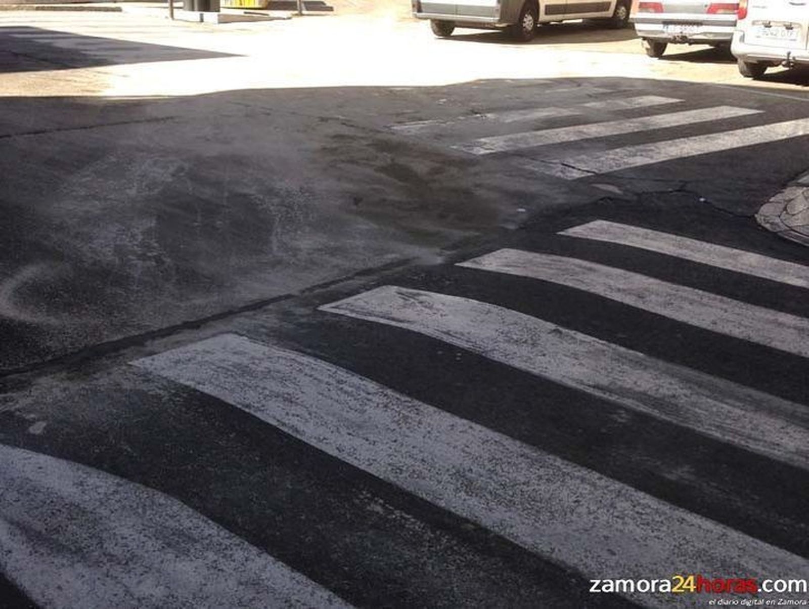 Los Bomberos de Benavente limpian un derrame de líquido hidráulico que se extendió por la calle Santa Cruz