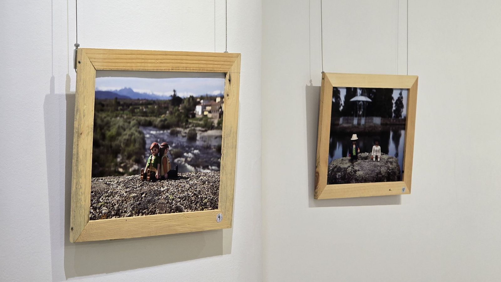 El concejal de Juventud, Pedro Martínez, presenta la exposición ‘Otras Miradas – Exposición de Fotografía con Playmobil’