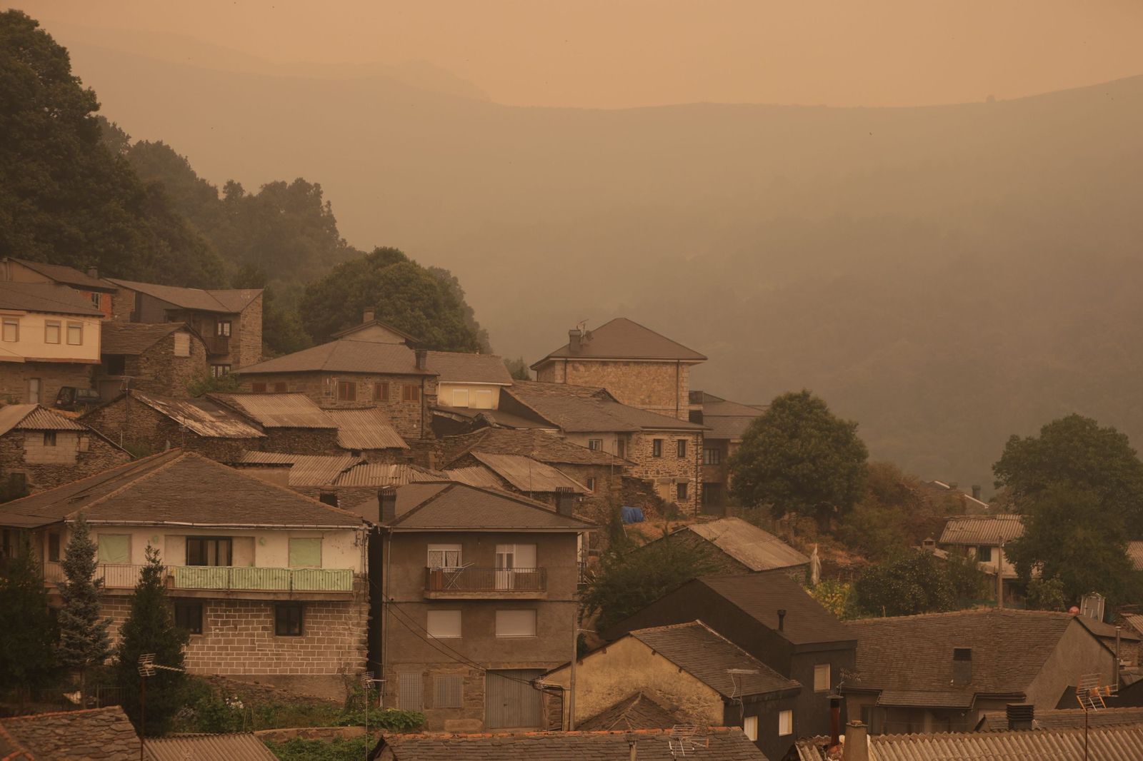 Desalojo de los vecinos de San Ciprián de Sanabria por el incendio en Porto