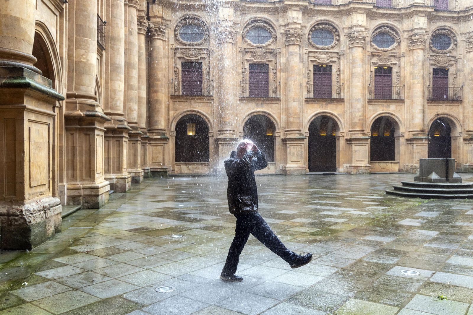 La lluvia en Salamanca durante todo el día provoca la subida del cauce en el río Tormes