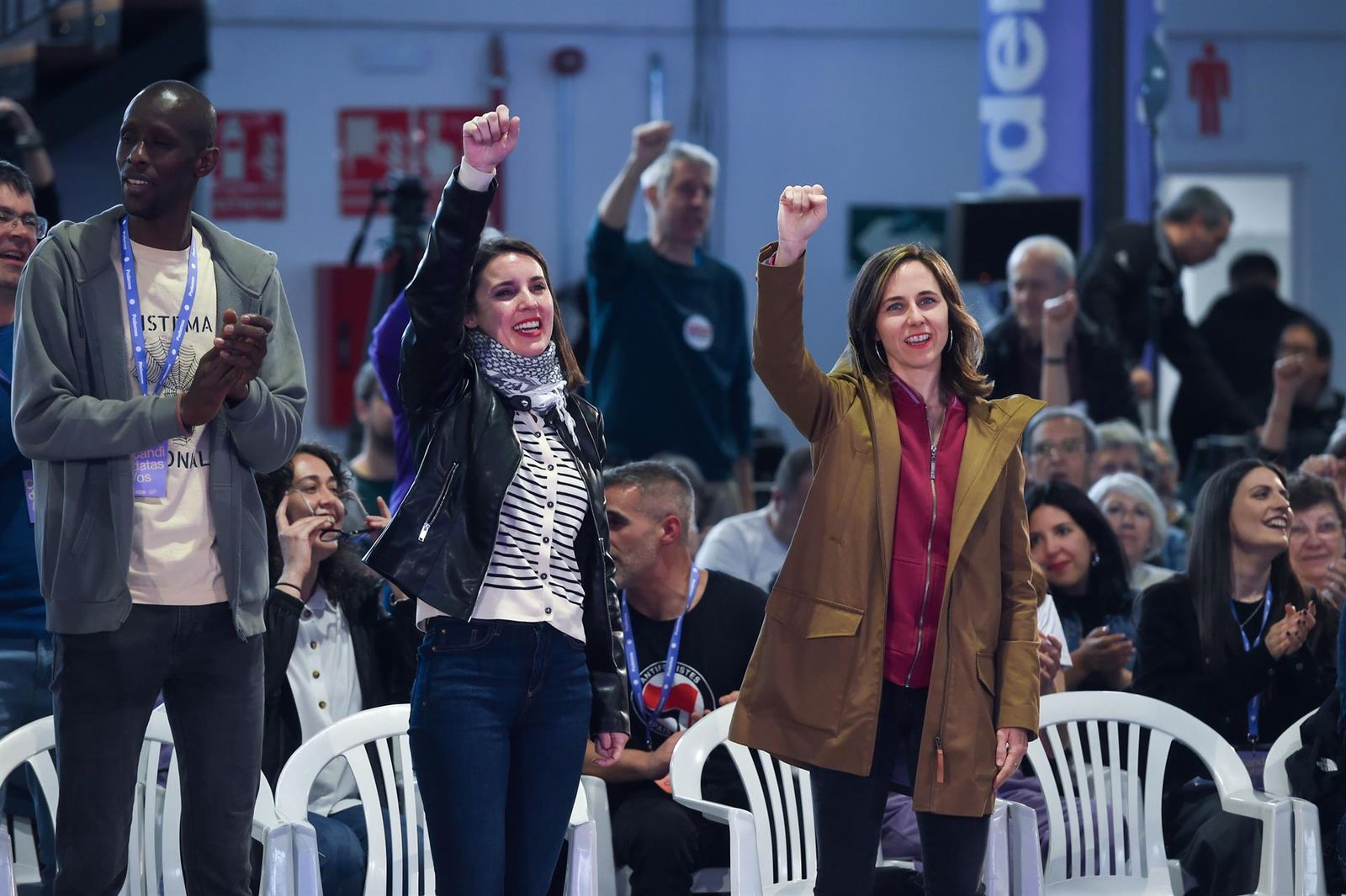 La eurodiputada de Podemos, Irene Montero (i) y la secretaria general de Podemos y diputada, Ione Belarra (d), durante la V Asamblea Ciudadana de Podemos, en el Pabellón de Convenciones de Casa de Campo, a 11 de abril de 2025, en Madrid (España). - Gustavo Valiente - Europa Press