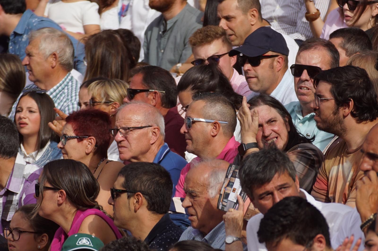 Expectación por ver los caballos de rejoneo en La Glorieta: imágenes del ambiente en los tendidos y en el patio de cuadrillas