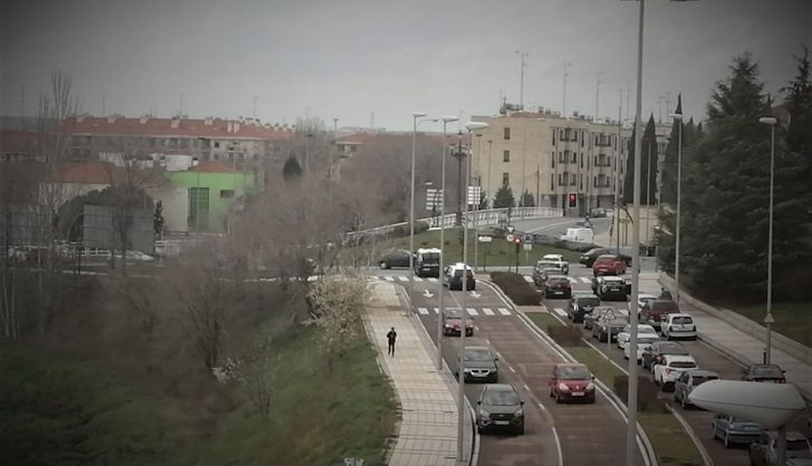 La Policía Nacional tiene que acceder por el carril contrario a la glorieta Ciudad de Brujas