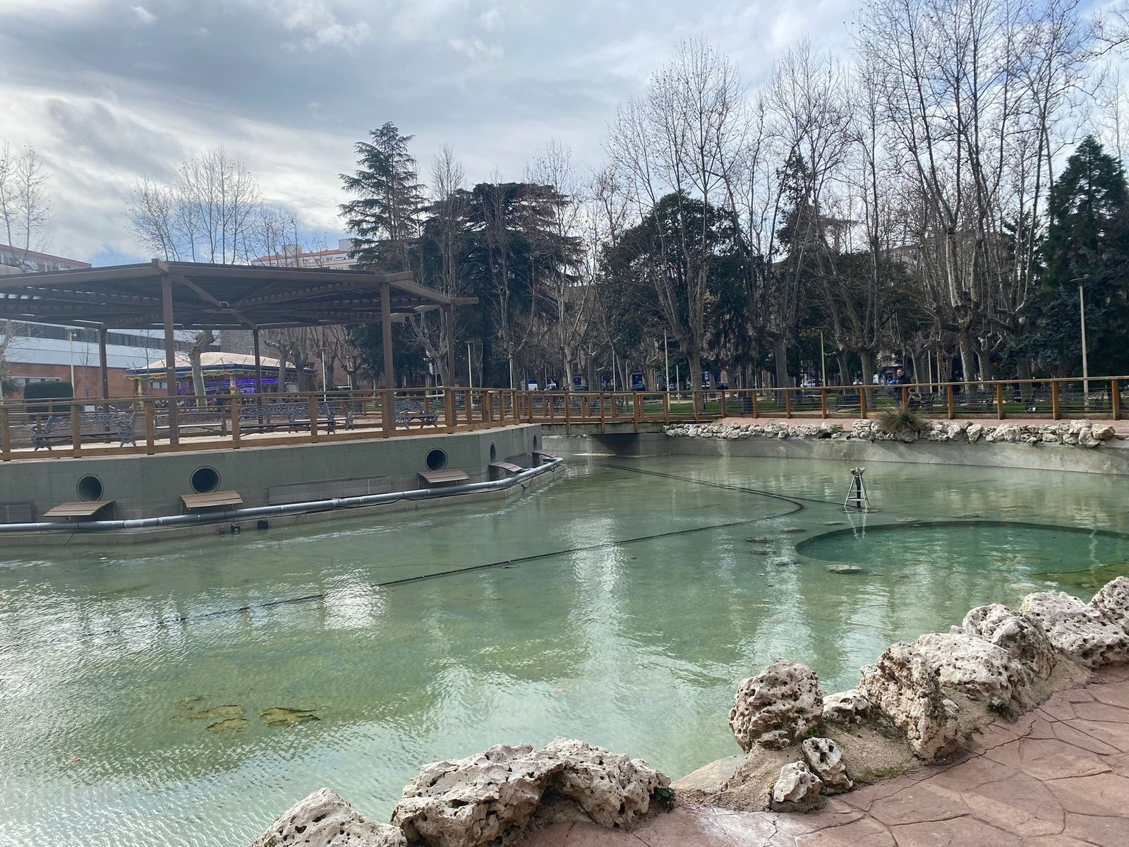 Desinfección y llenado de agua en el estanque de La Alamedilla