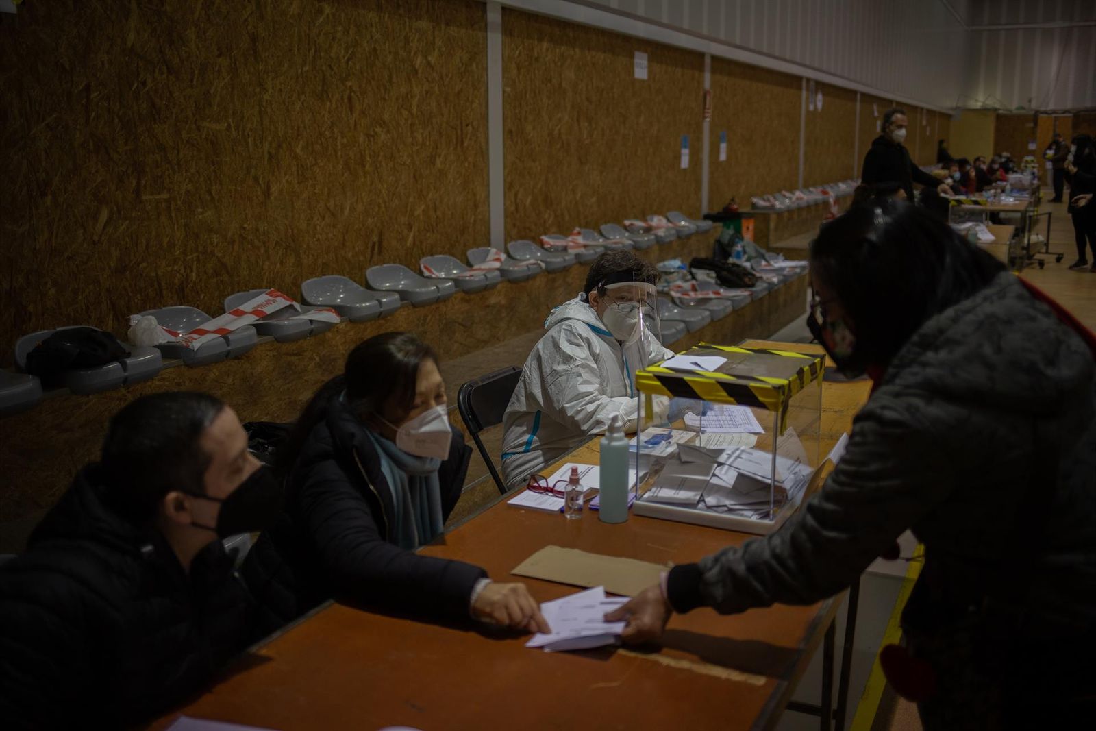 Una mujer vota en una mesa electoral. Foto EP