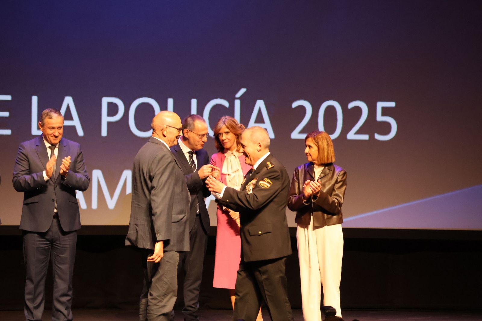 Ceremonia de imposición de condecoraciones a miembros de la Policía Nacional en honor a los Santos Ángeles Custodios