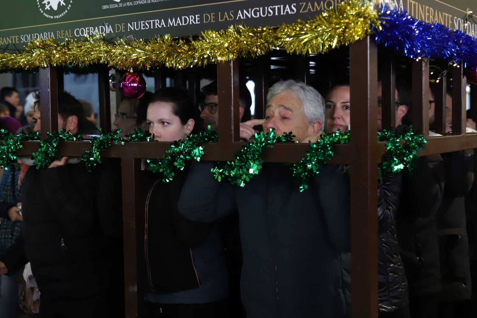 GALERÍA | La Cofradía de Nuestra Madre saca a las calles la Navidad más semanasantera y solidaria