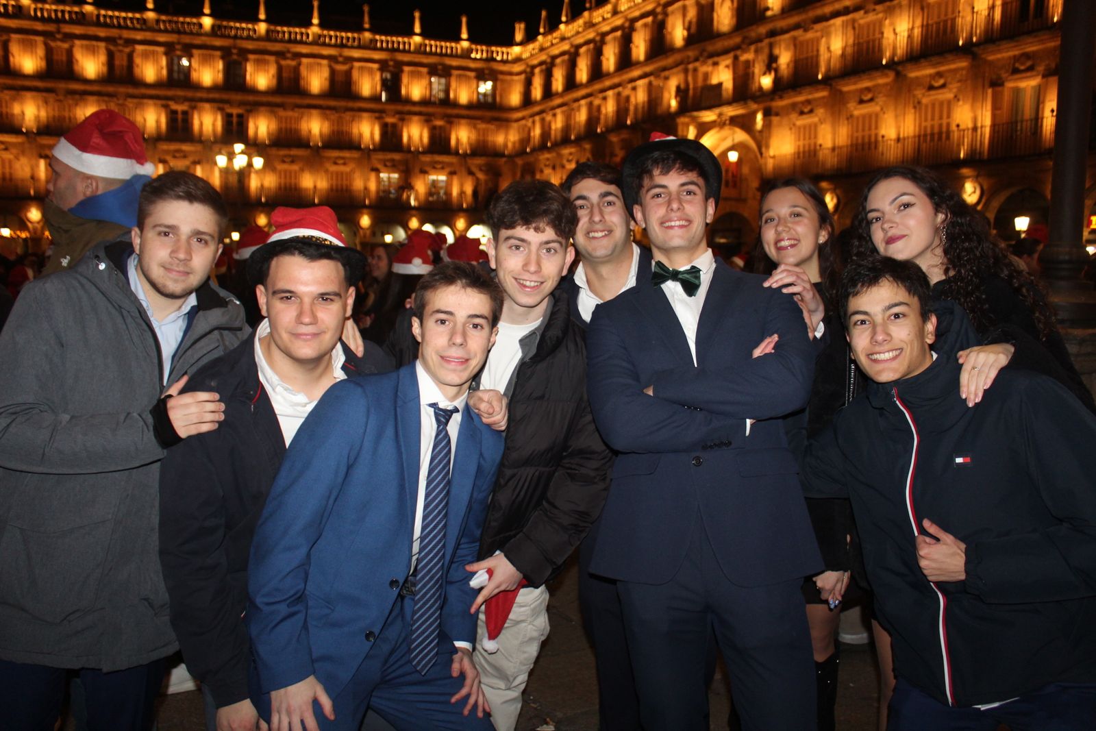 Miles de personas disfrutan de las campanadas y la fiesta del Fin de Año Universitario