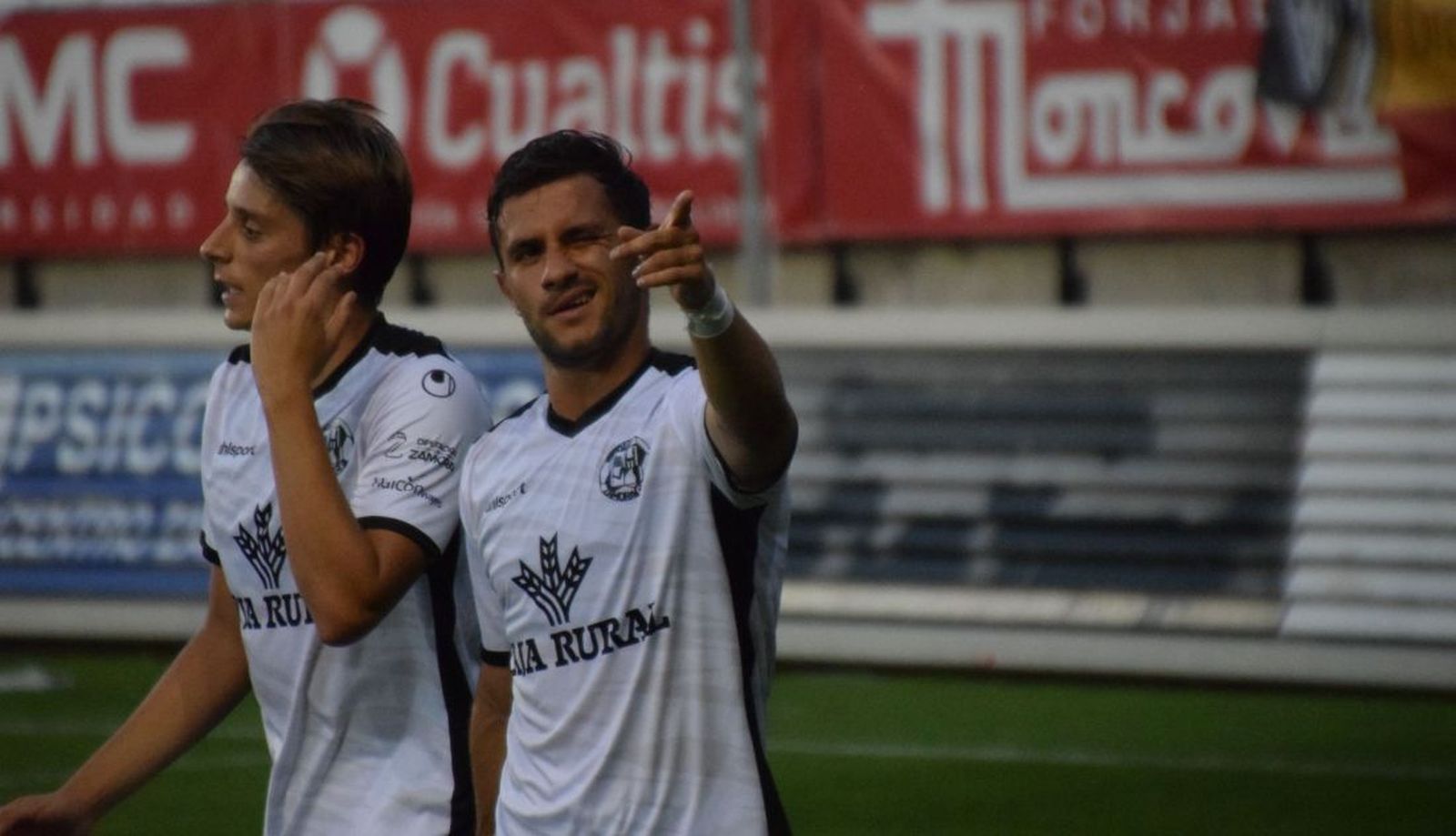 Mario Losada celebra un tanto en el Ruta de la Plata.